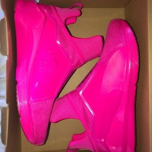 Kylie Jenner - Pink Pumas